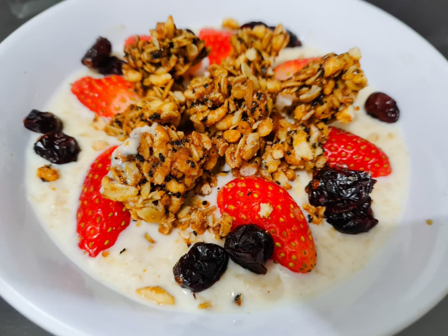 Oatmeal with granola topping YoRipe