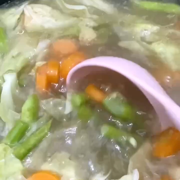 Penyajian Sop Daging dengan Bawang Merah Goreng