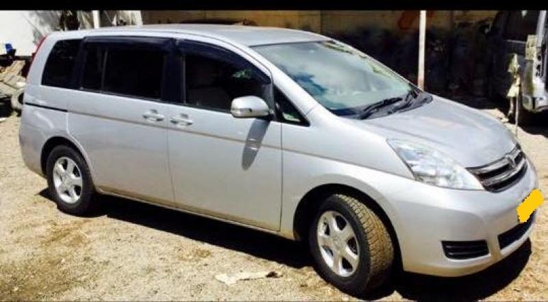 Toyota isis 2000