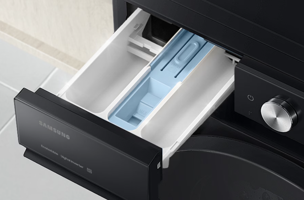 The Stay clean drawer opens. Light glitter and reveals a clean inside view.