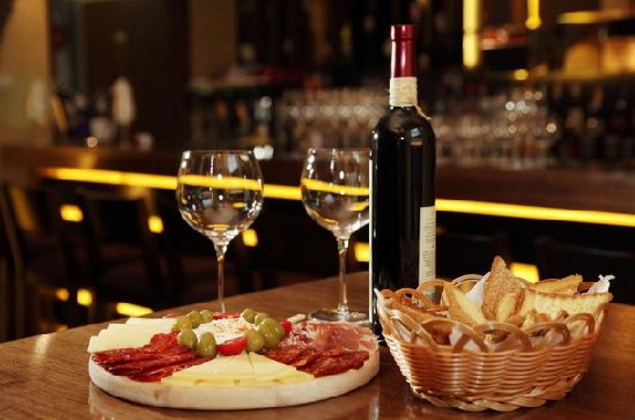 Wine bars near Surin Beach